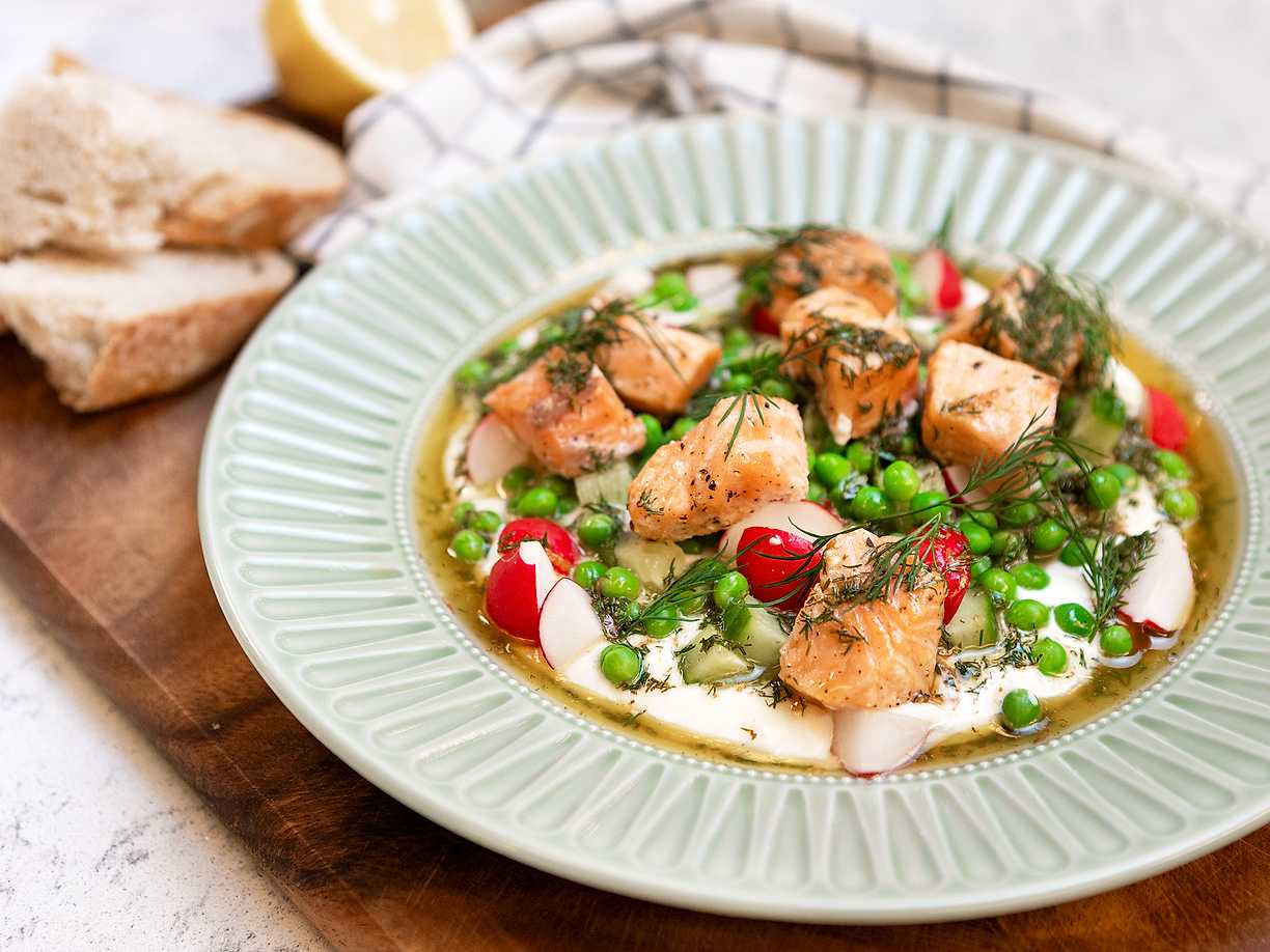 Ugnsbakad lax med fetaostkräm och brynt citronsmör