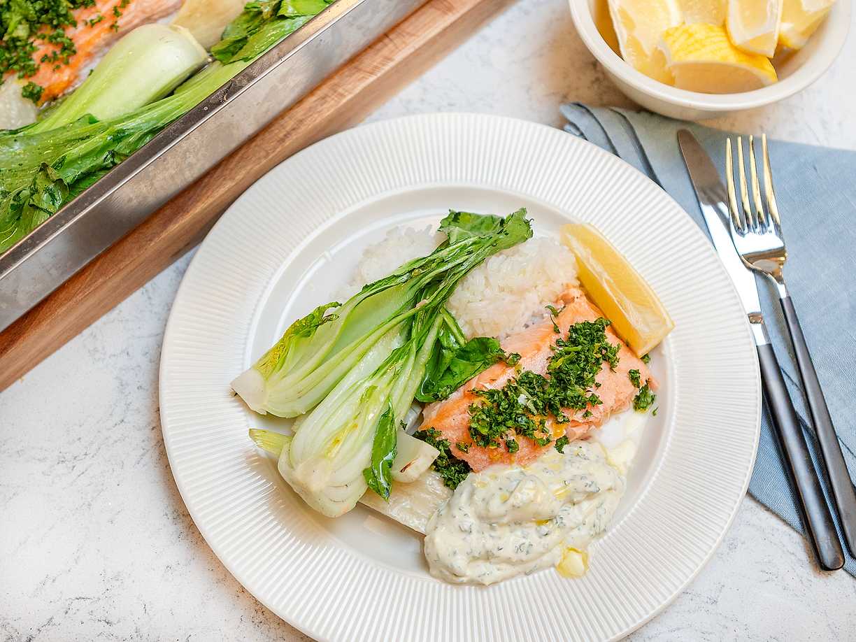 Ugnsbakad lax med gremolata, rostad fänkål och pak choi