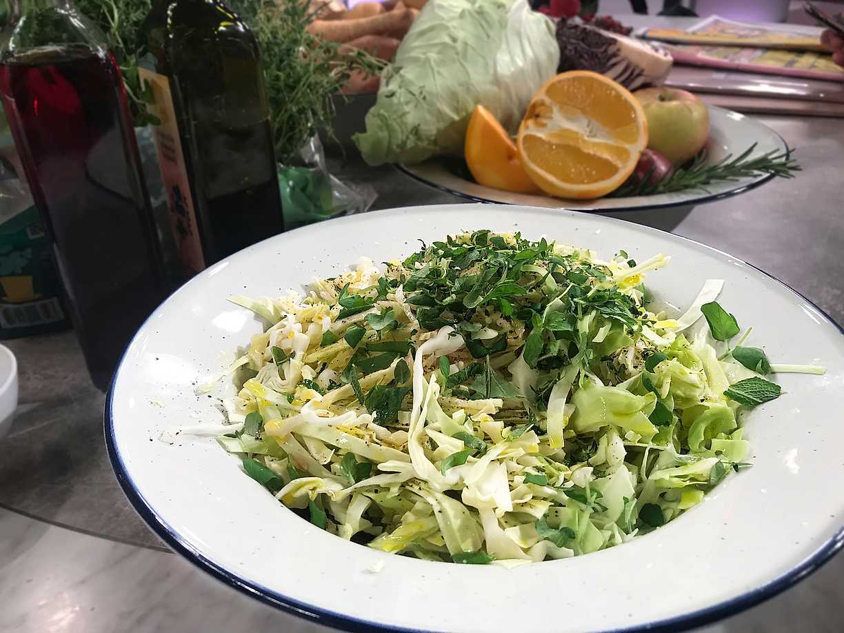 Ugnsbakade Rotsaker Och Spetskålsallad | Köket.se