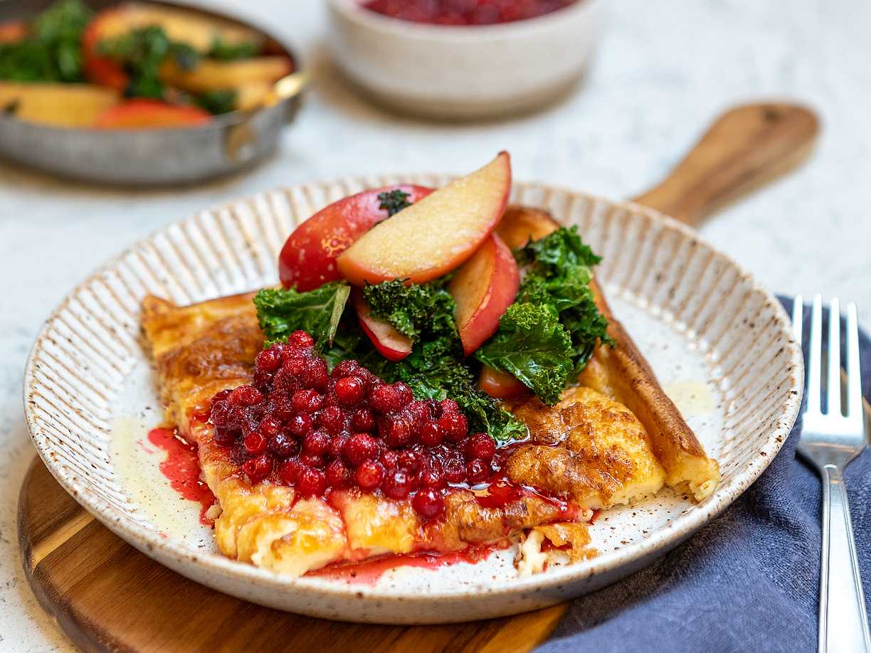 Ugnspannkaka med äpple, grönkål och rårörda lingon