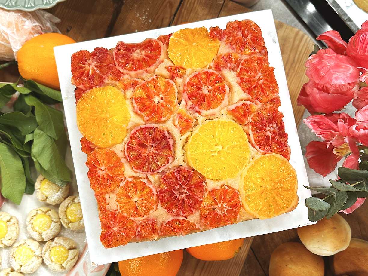 Upp och nervänd apelsinkaka med vaniljråkräm