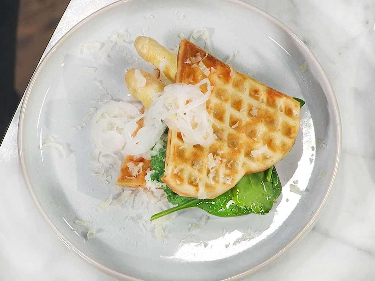 Våffla med sparris och nässelkräm