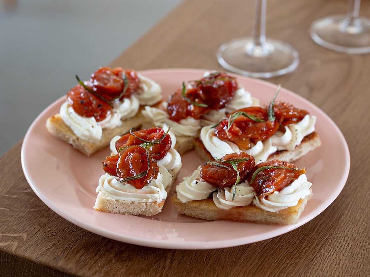 Vaniljbakade plommon med getostkräm