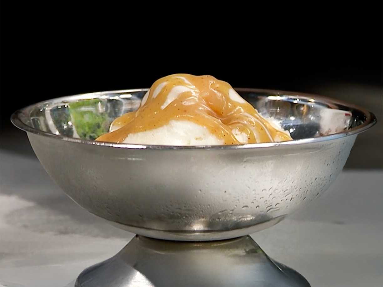 Vaniljglass med äppelpajkolasås