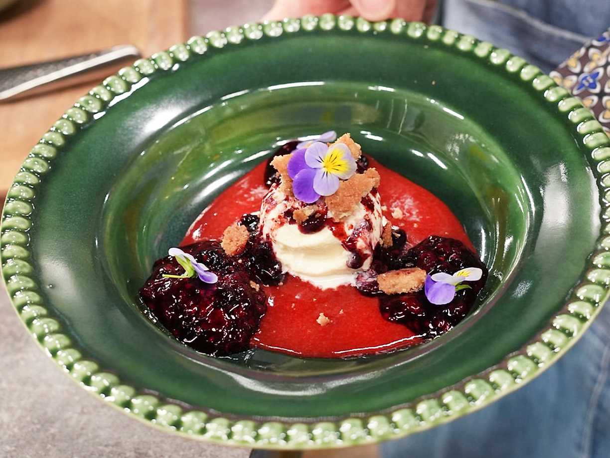 Vaniljglass med bärkompott