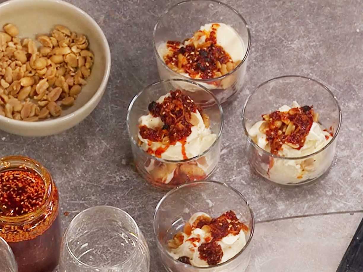 Vaniljglass med chilikrisp och rostade jordnötter