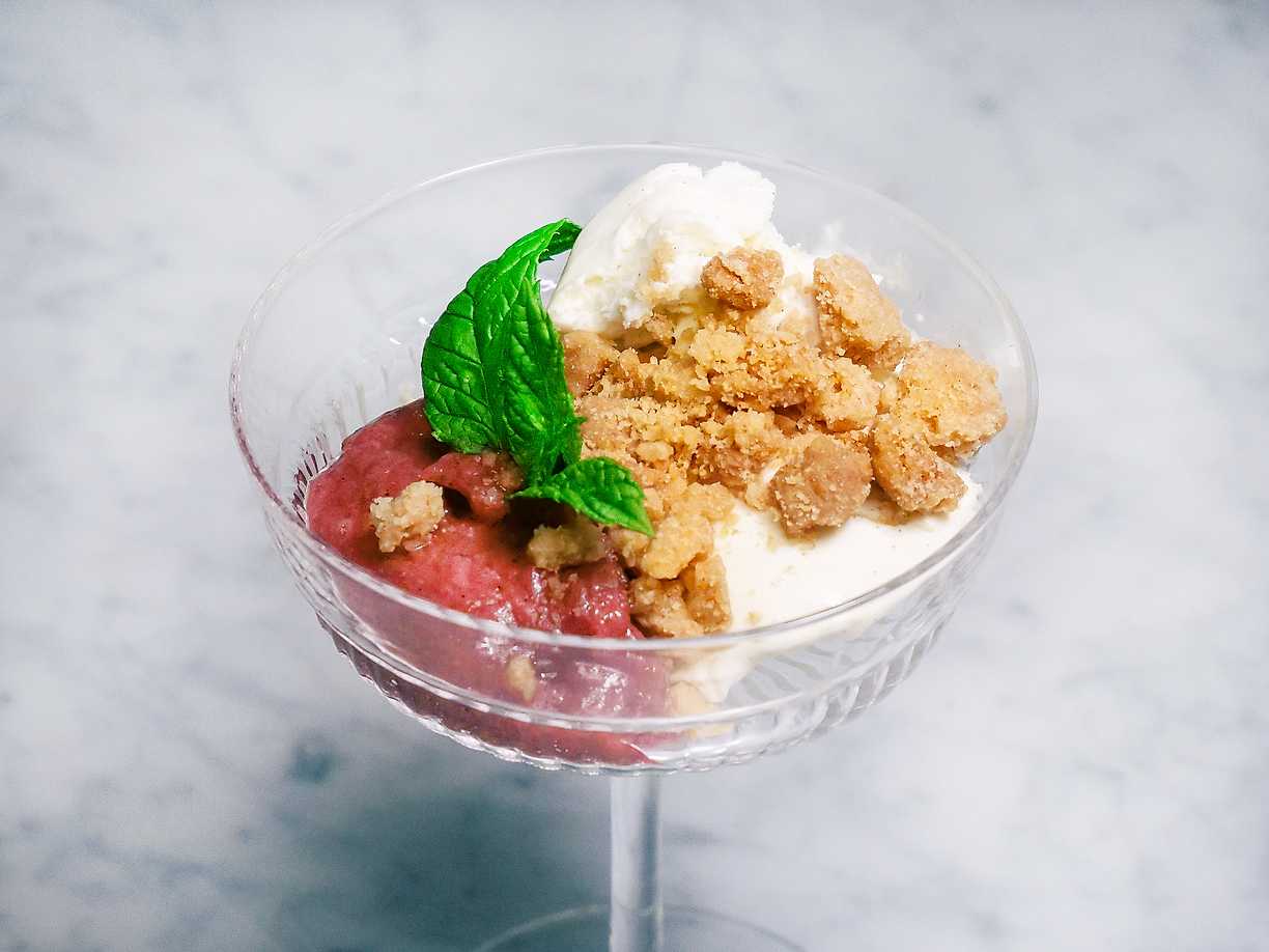 Vaniljglass med rabarberkompott med ingefära