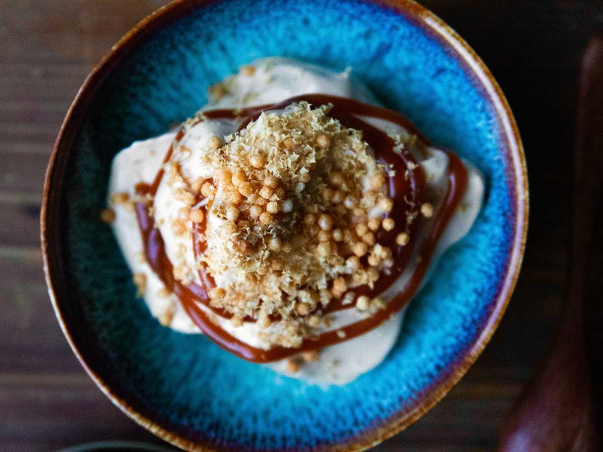 Vaniljglass med yuzu- och misokolasås