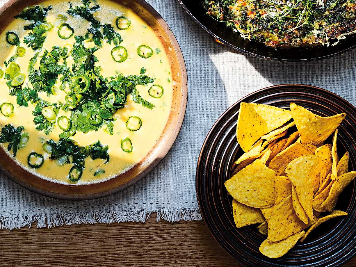 Varm cheddardipp med pimientos de padrón och koriandersalsa