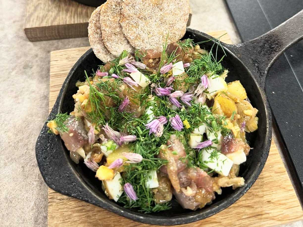 Varm gubbröra ur stekpannan