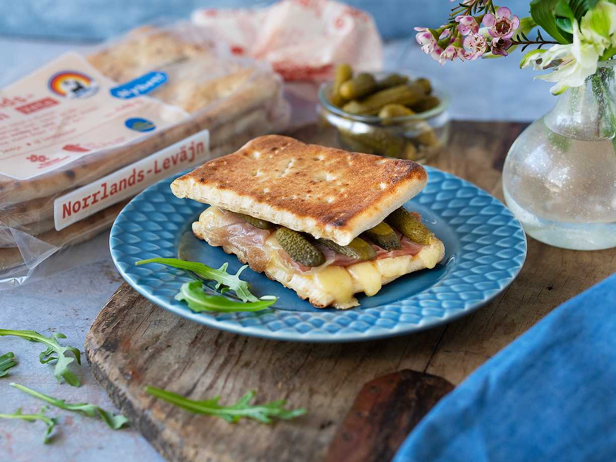 Varm macka med gruyère, skinka, senap och cornichons