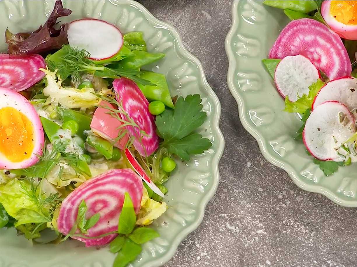 Vårsallad med picklat ägg och nobisdressing