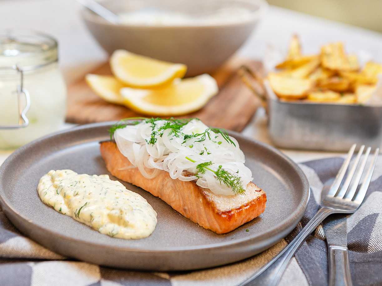 Stekt lax med pommes och västerbottensdipp