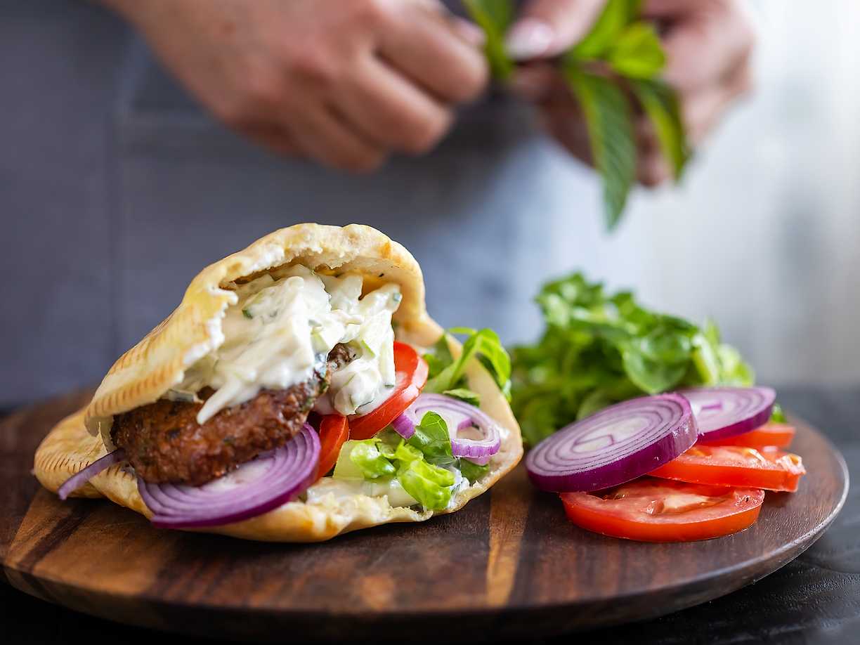 Vegetariska färsbiffar i pitabröd