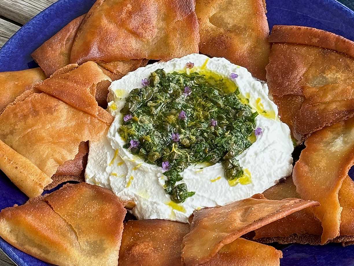 Vispad citronricotta med salsa verde och friterat libabröd