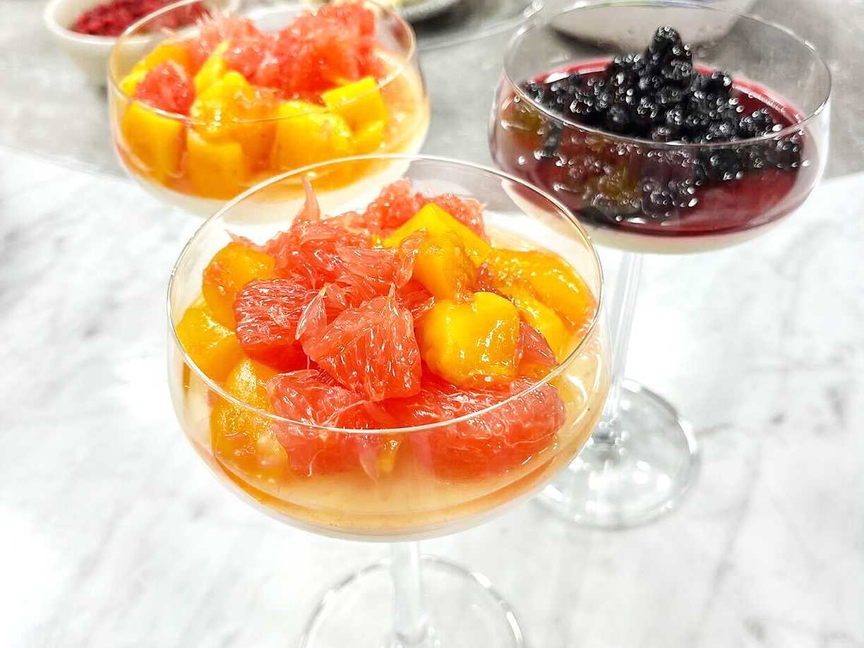 Vit chokladkräm med marinerad fruktsallad