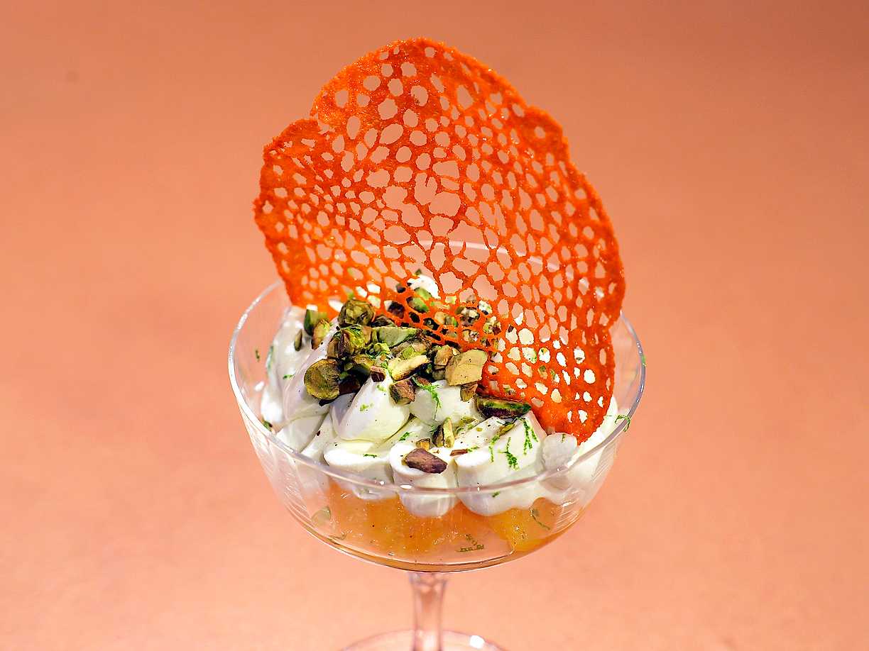 Vit chokladmousse med blodapelsin och korallflarn