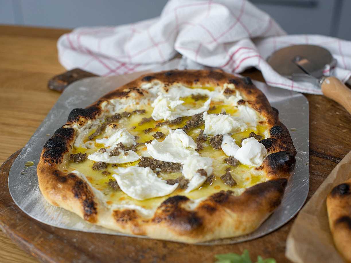 Vit lyxpizza med ricotta, buffelmozzarella och tryffel