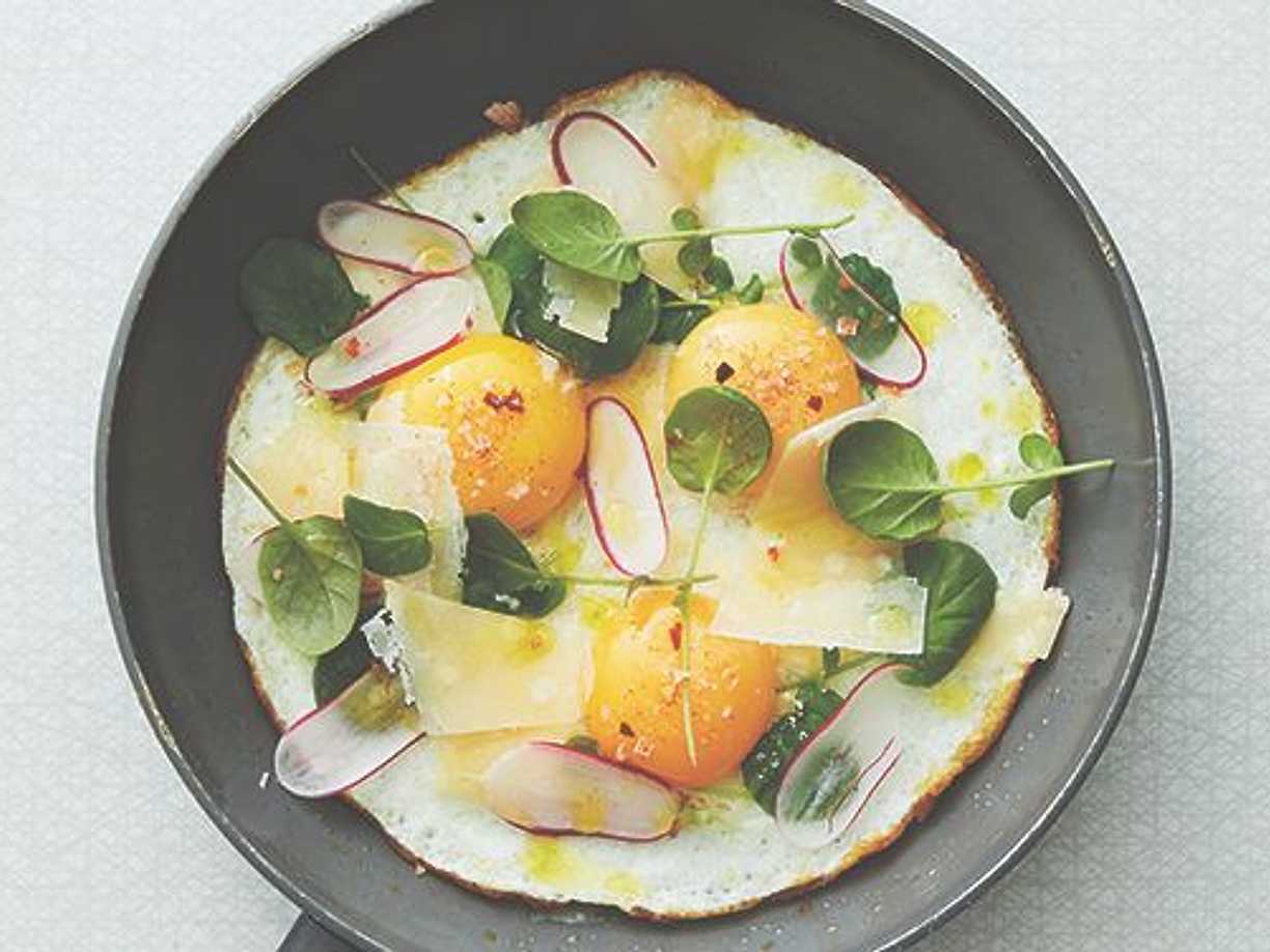 Vit omelett med krämig äggula och rädisor | Köket.se