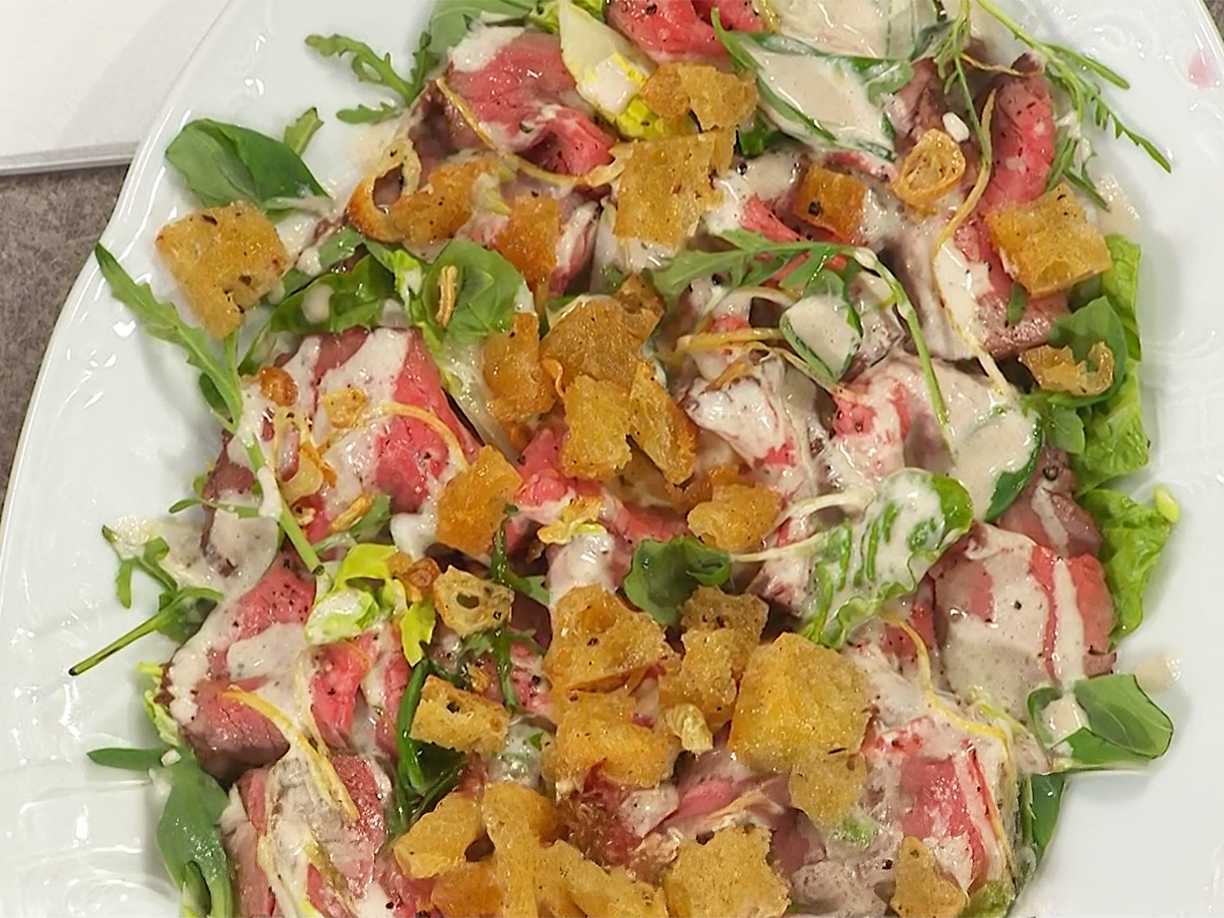 Vitello tonnato-sallad med vitlökskrutonger