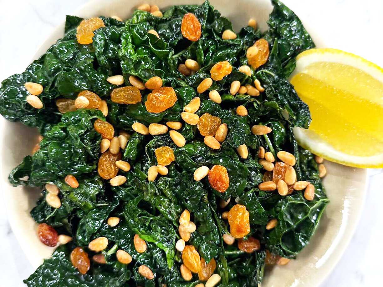 Vitlöksfräst svartkål med pinjenötter och russin