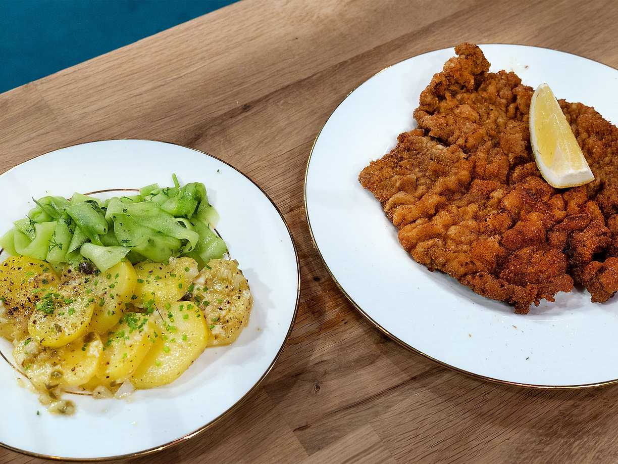 Wienerschnitzel med potatissallad och dillgurka
