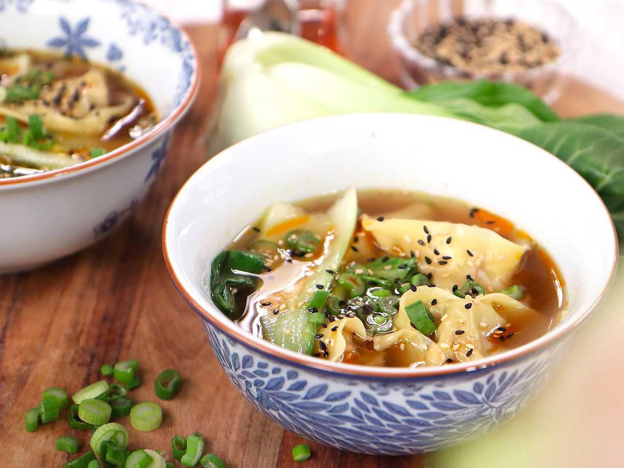 Wontonsoppa med pak choi och sesam-image