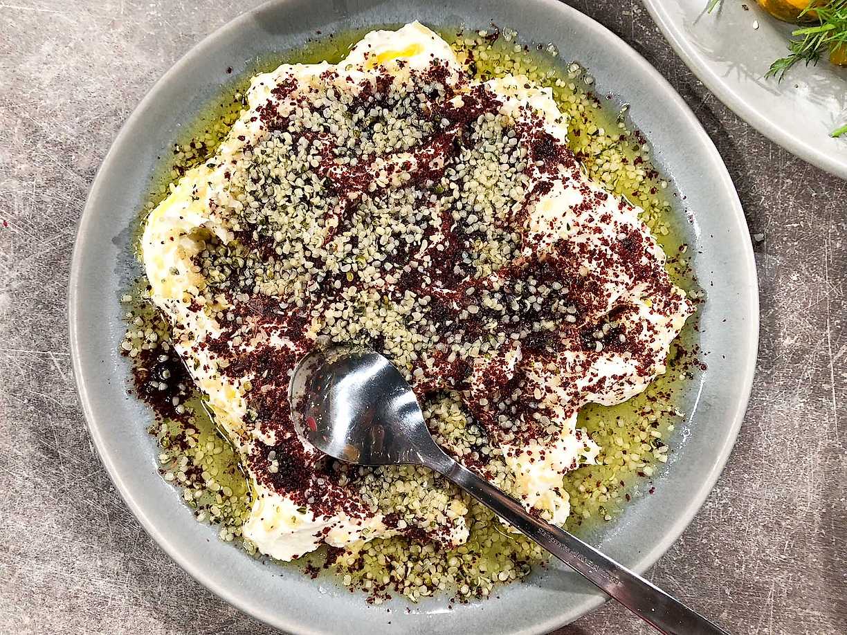 Yoghurt med sumak och hampafrö Köket.se