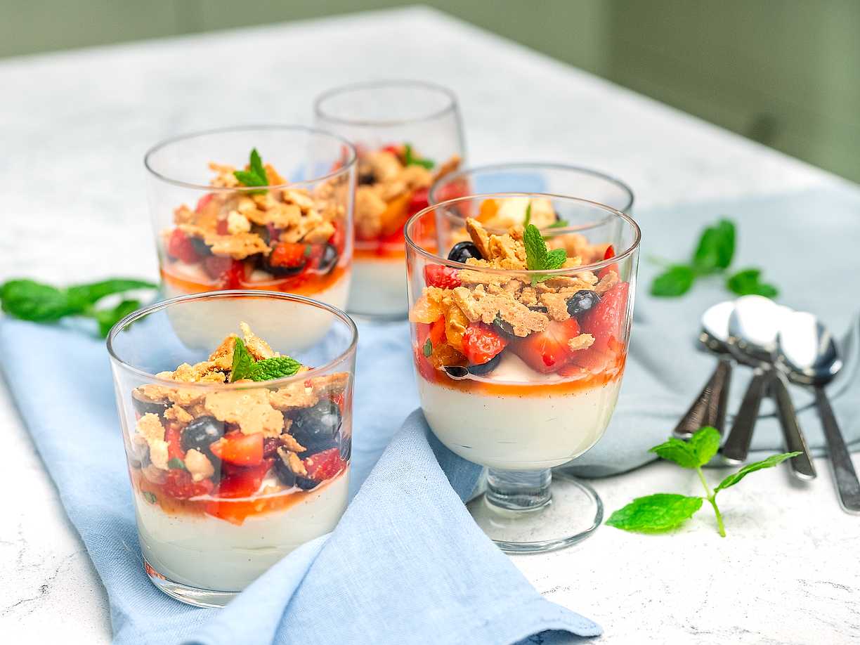 Yoghurtmousse med bär och rostad vit choklad