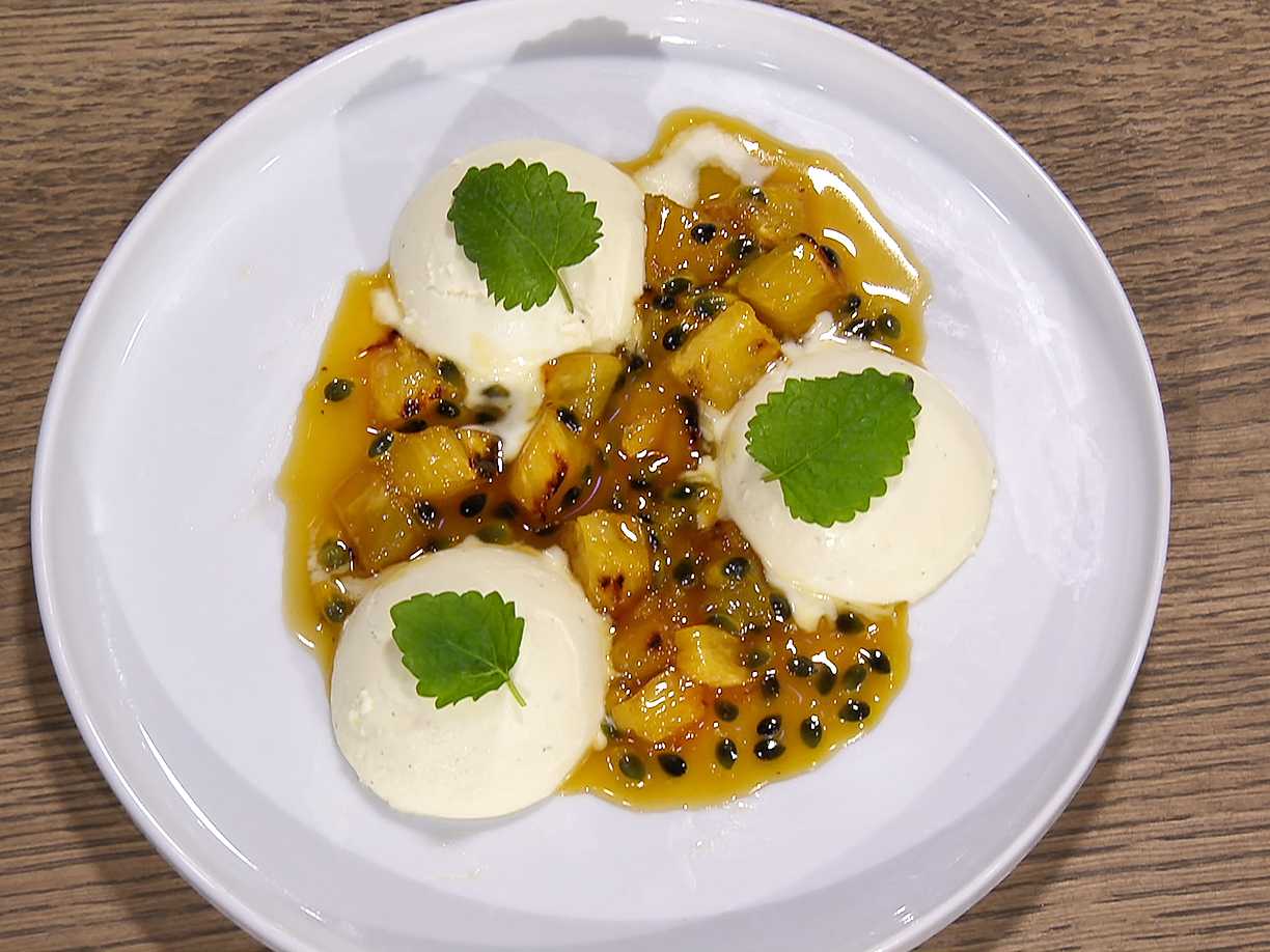 Yoghurtpannacotta med flamberad ananas och passionsfrukt