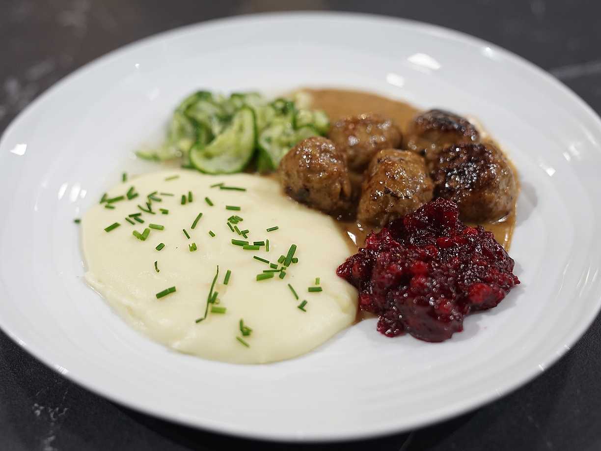 Yvonnes köttbullar med potatispuré, lingonsylt och pressgurka | Köket.se