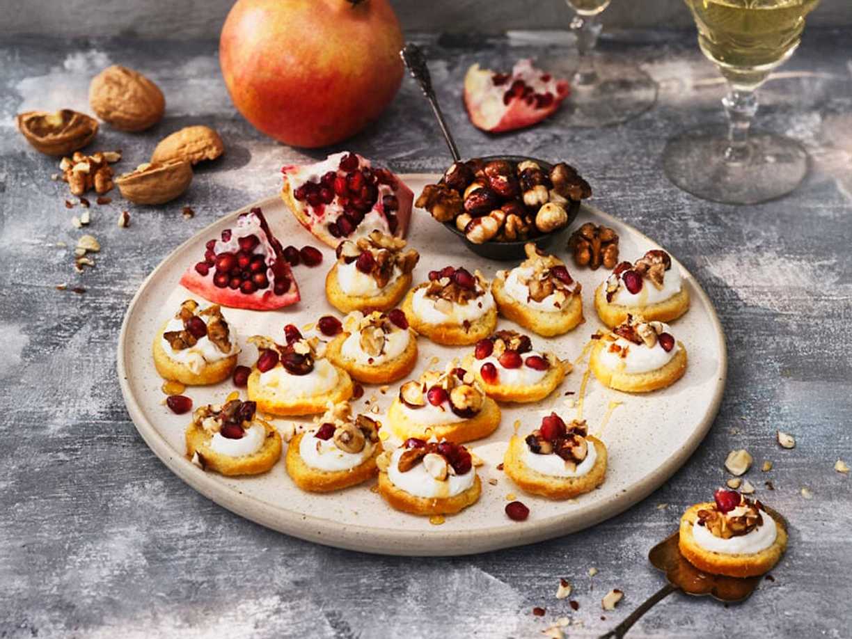 Crostini med vispad ricotta, rostade nötter och honung