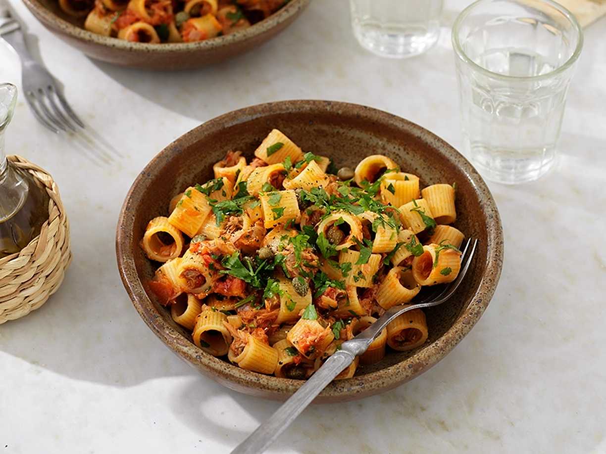 Enkel tonfiskpasta med tomat och kapris