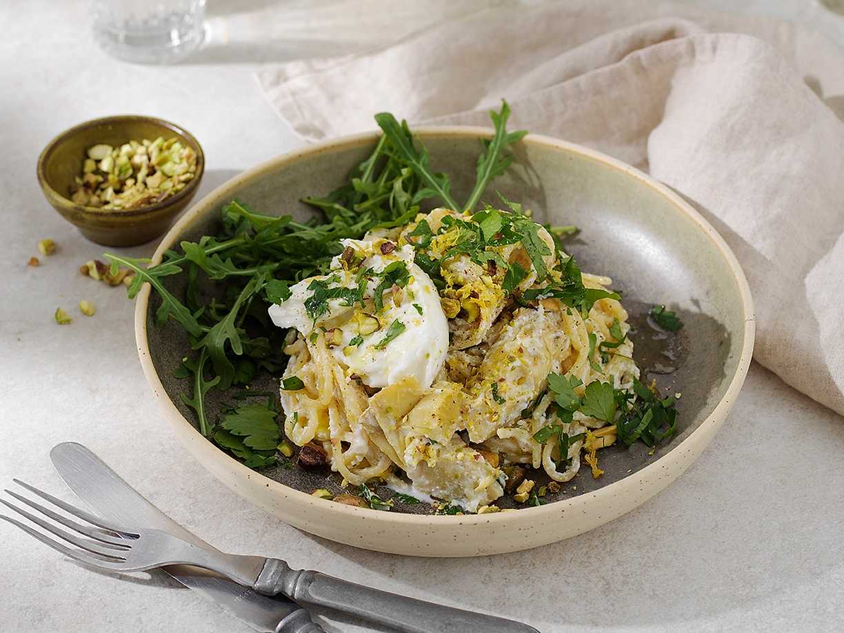 Glutenfri citronpasta med burrata, kronärtskocka och pistagenötter