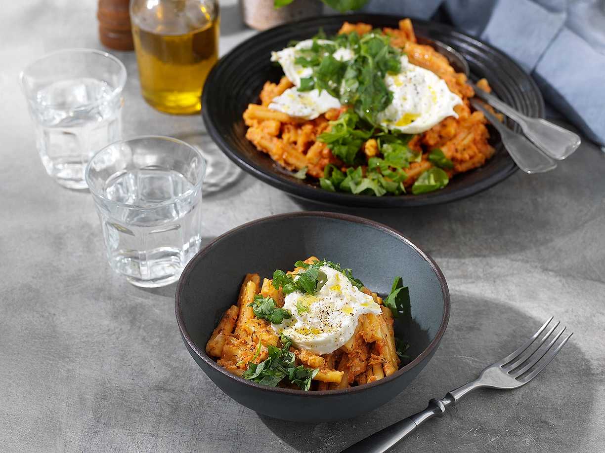 Glutenfri pasta med rostad tomatsås och burrata