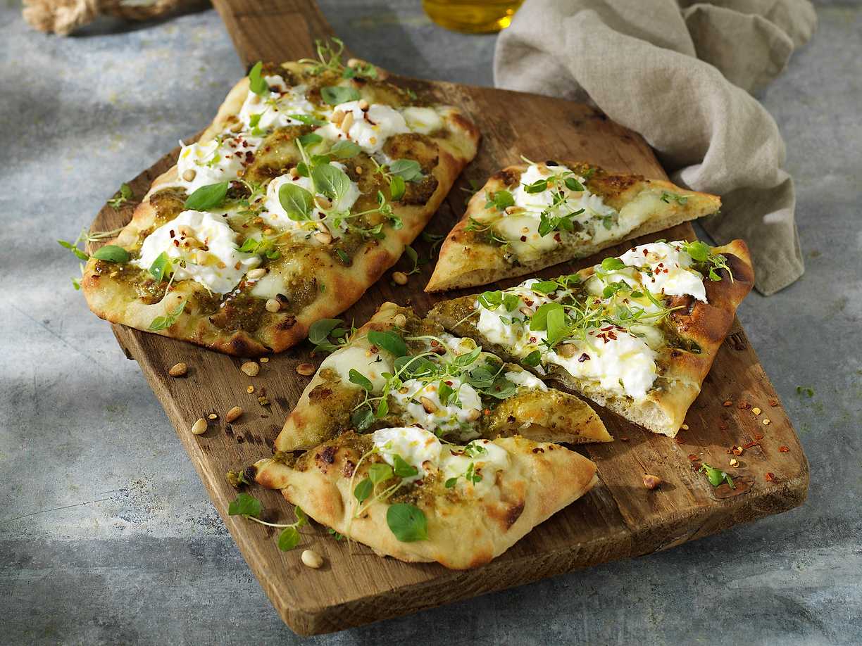 Mini-Pinsa med burrata, pesto och pinjenötter