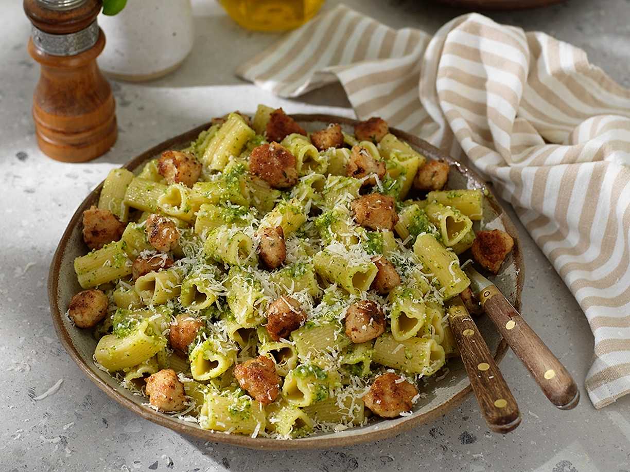 Pastamore med pesto och små kycklingköttbullar