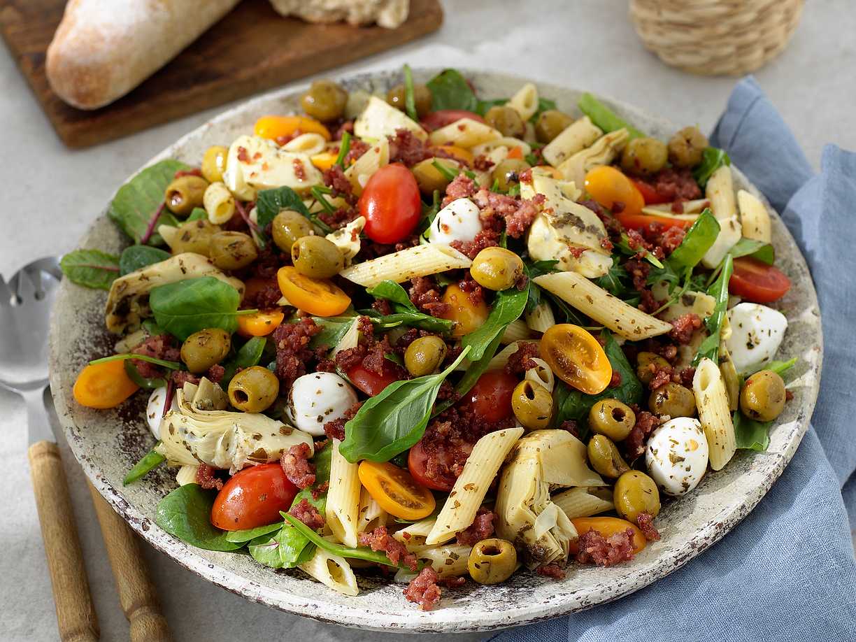 Pastasallad med mozzarella och knaperstekt salsiccia
