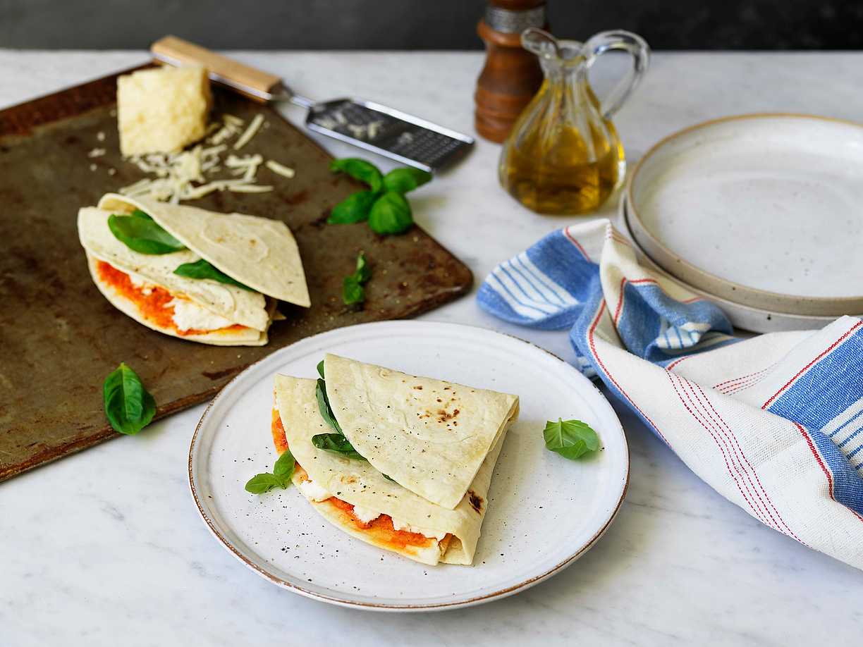Piadina med pesto, mozzarella och örter