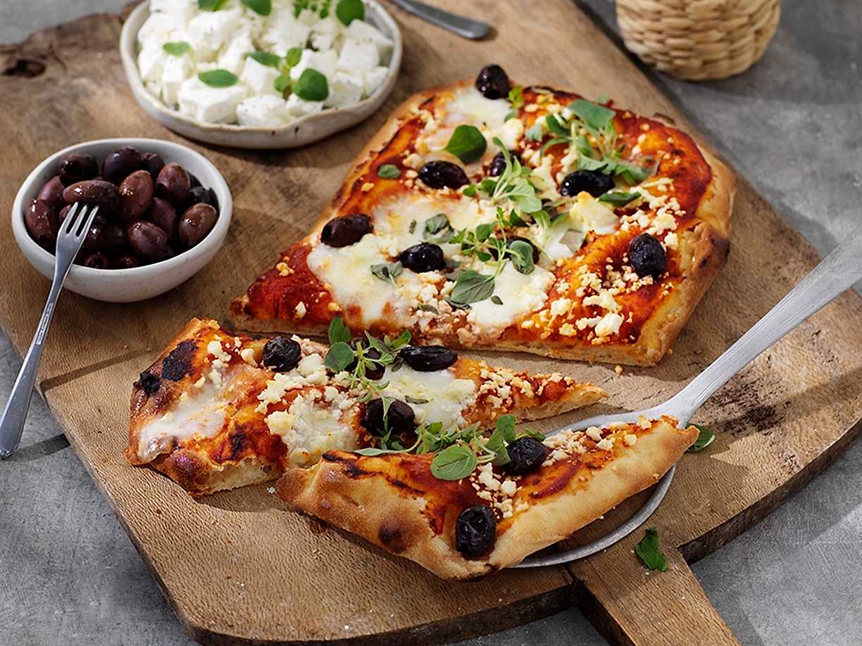 Pinsa med fetaost och oliver