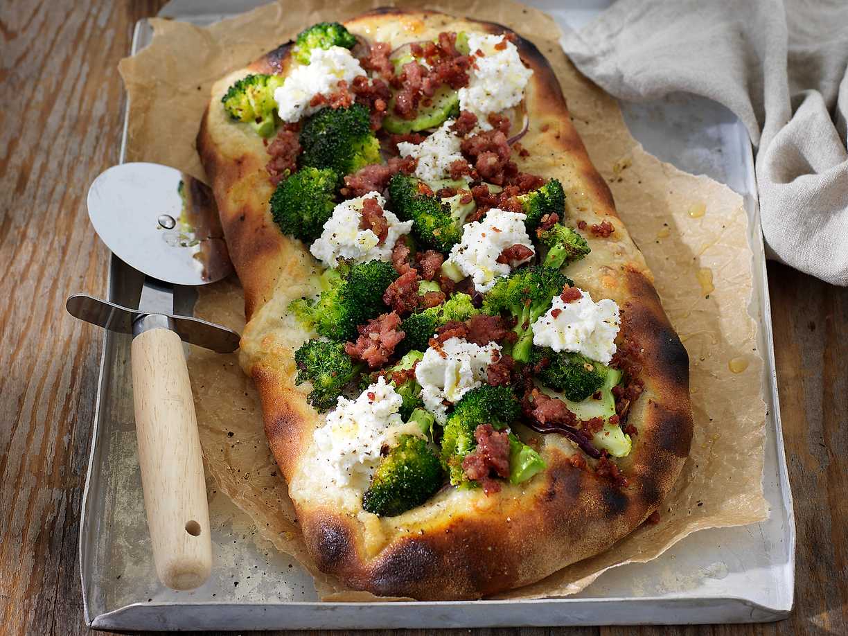 Pinsa med salsiccia, broccoli och citronricotta