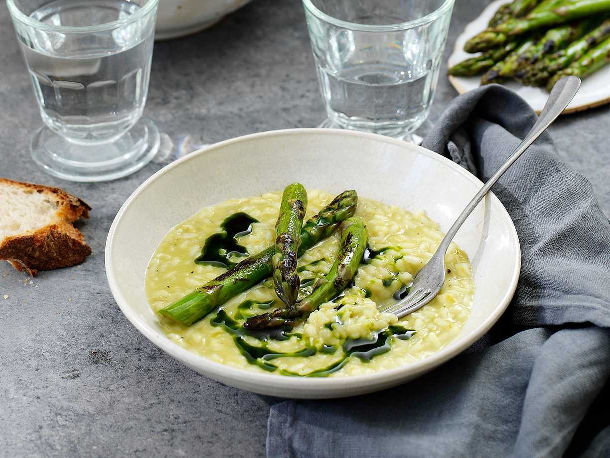 Risotto med sparris och örtolja