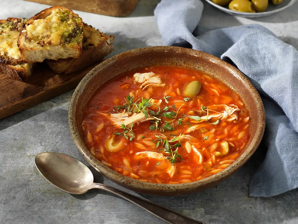 Smakrik kycklingsoppa med risoni, tomat och örter