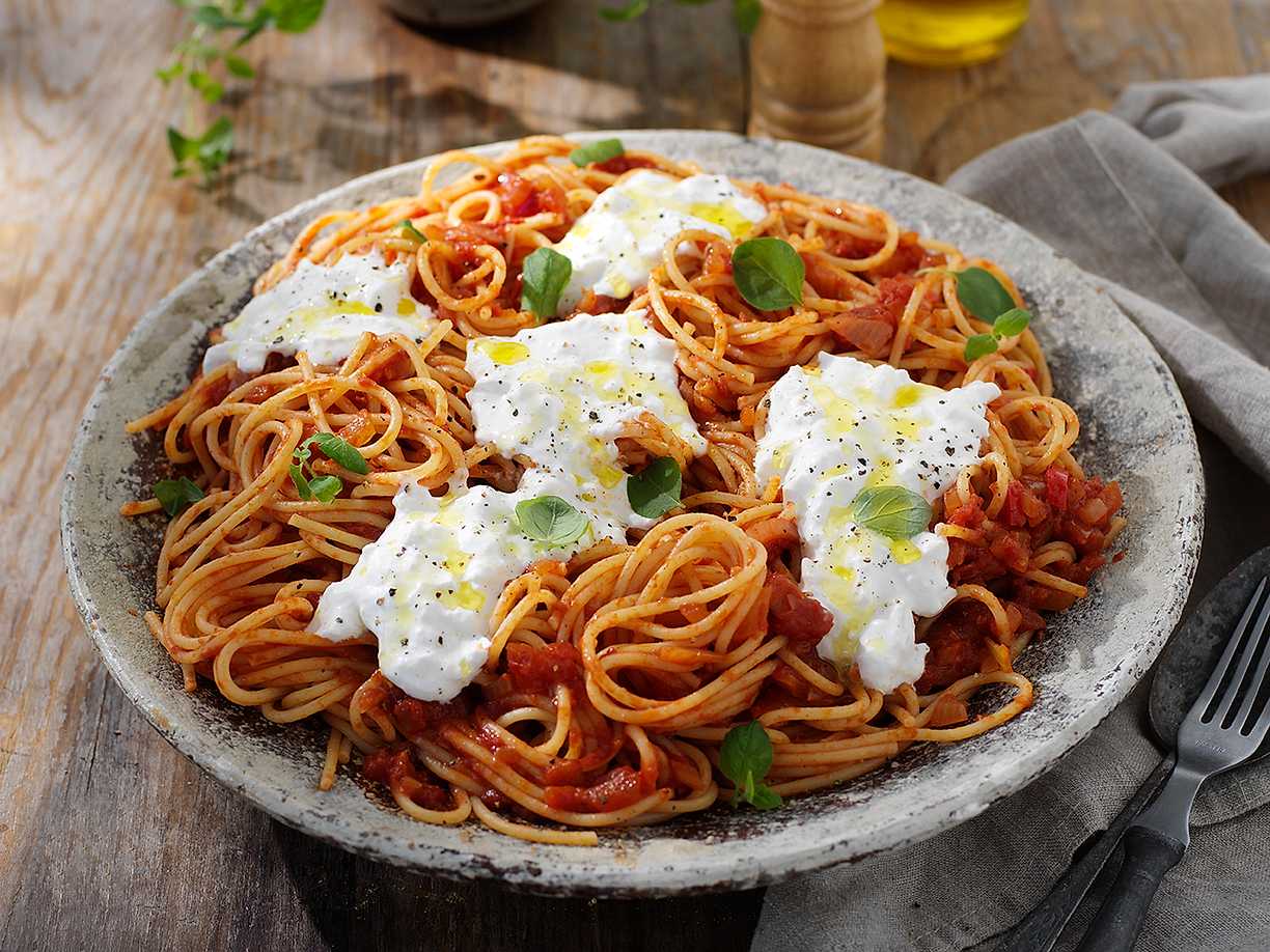 Spaghetti med het tomatsås och stracciatella