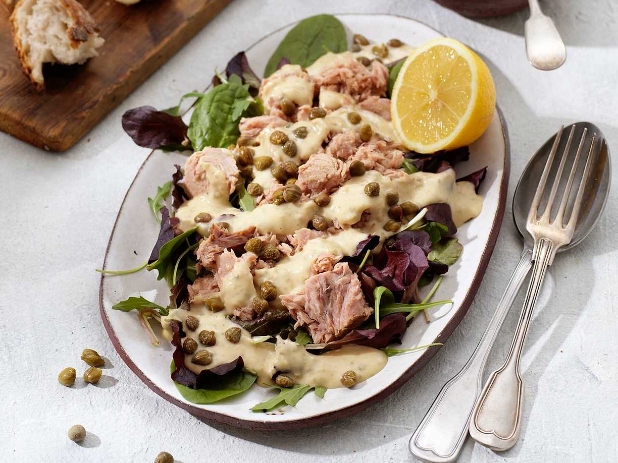 Tonfisksallad med kapris och fagiolatosås