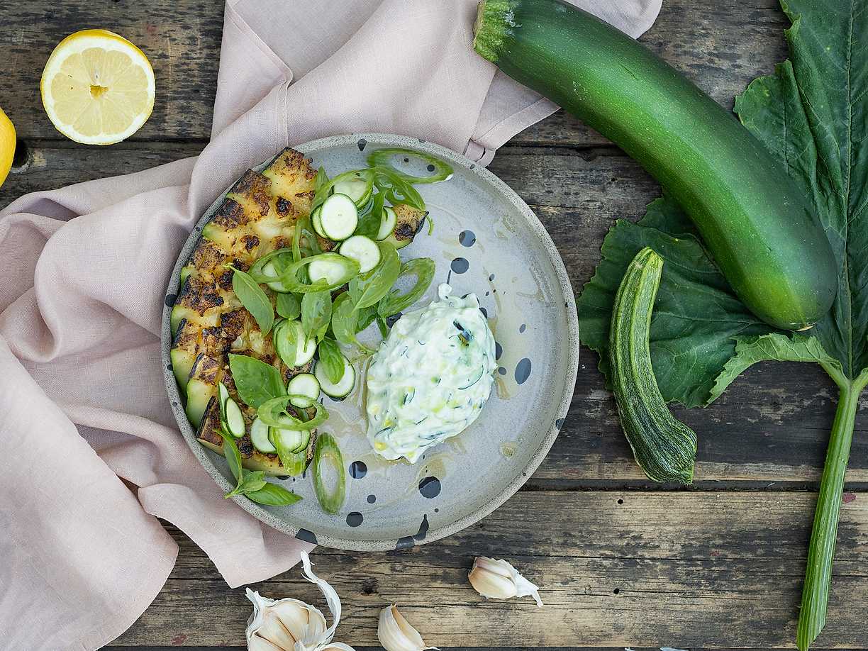 Zucchini-steak med zucchini-tzatziki