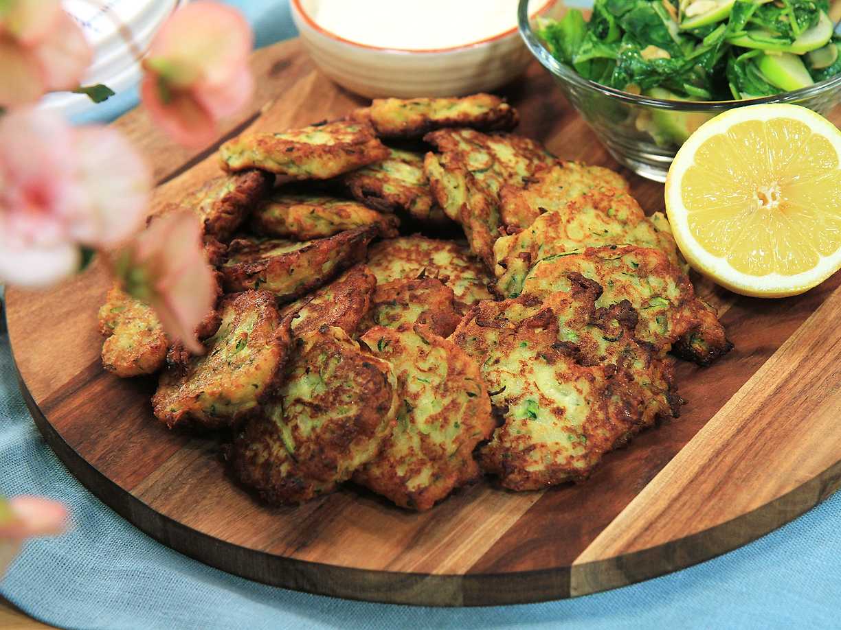 Zucchinibiffar med äppelsallad och citronyoghurt Köket.se