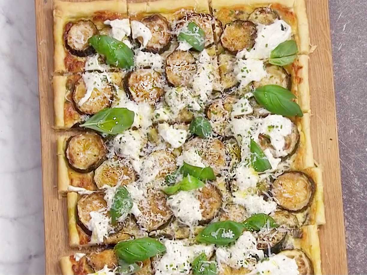 Zucchinitarte med ostkräm, basilika och burrata