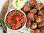 Akara - friterade bönbollar med het tomatsås