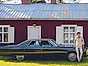 Gustav Bergström med sin guldfärgade Cadillac, årsmodell 1967